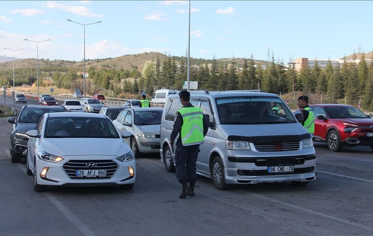 “Kilit Kavşak” Kırıkkale’de bayram trafiği yoğunluğu başladı