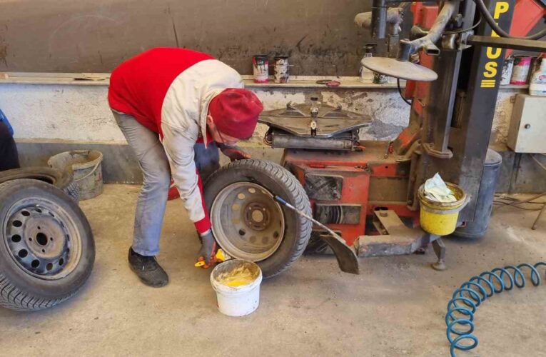 Kış lastiği zorunluluğunun kalkmasıyla oto lastikçiler hareketlendi