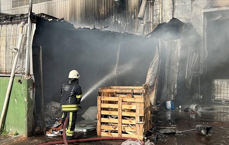 Kocaeli’de plastik su tankı üreten fabrikada çıkan yangın söndürüldü