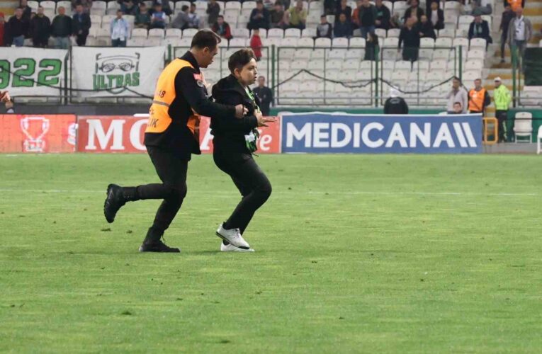 Konyaspor – Trabzonspor maçında sahaya taraftar girdi