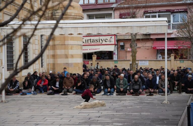 Ramazan ayının son cuma namazı Bayburt’ta kalabalık cemaatle kılındı