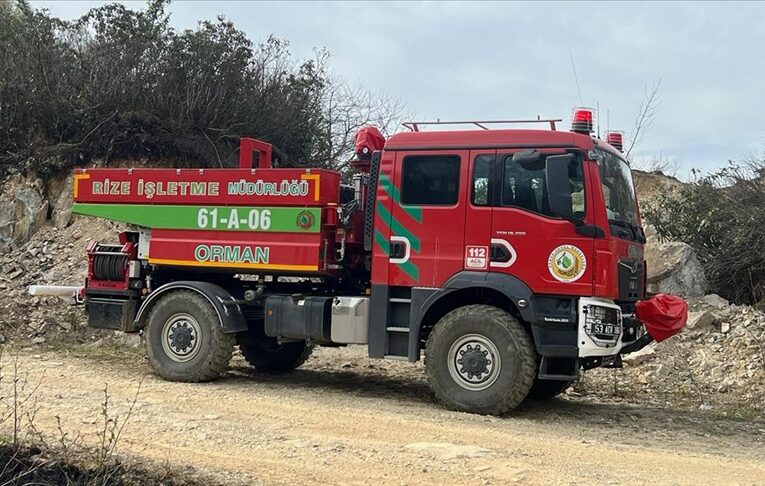 Rize’de çıkan örtü yangınına müdahale ediliyor