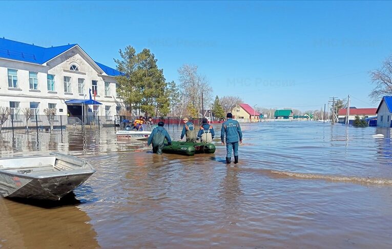 Rusya’da Ural Nehri’nde barajın patlaması sonucu yüzlerce ev su altında kaldı