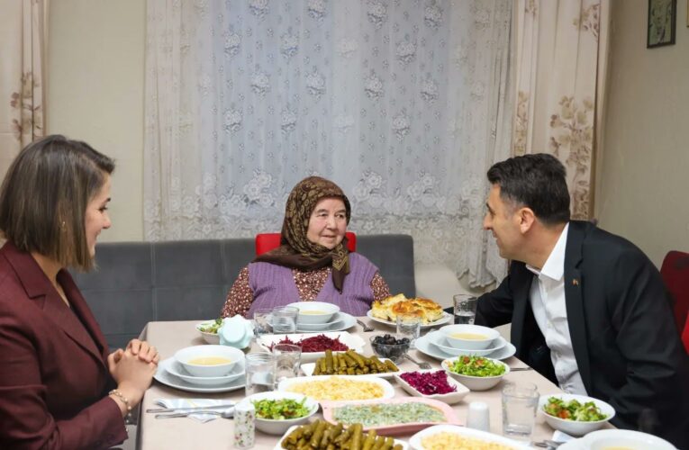 Şehit ailesinin iftar sofrasına misafir oldu