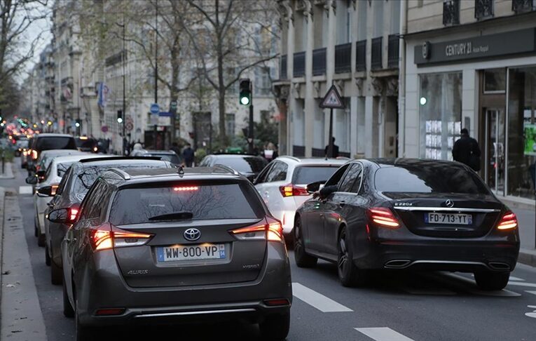 Fransa’da yüzlerce taksicinin eylemi trafikte aksamalara neden oldu