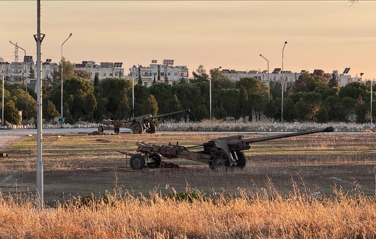 Suriye’de rejim karşıtı silahlı gruplar Hama’da 8 yerleşim yerini daha ele geçirdi